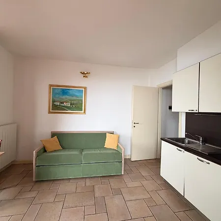 Lakeview Apartment *