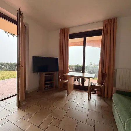 Lakeview Apartment *