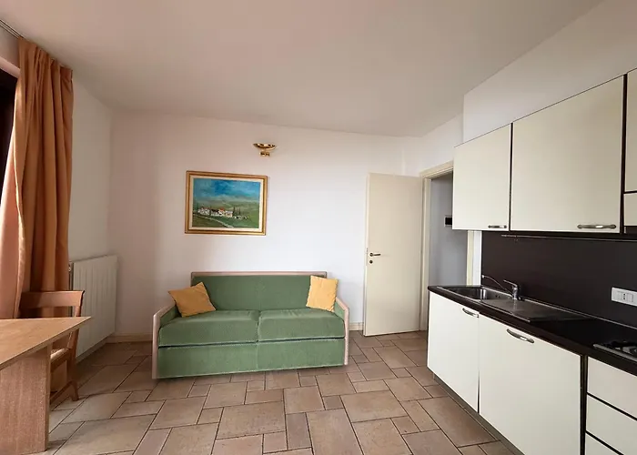 Lakeview Apartment *