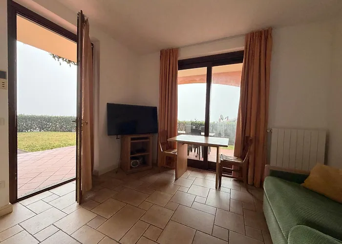 Lakeview Apartment *